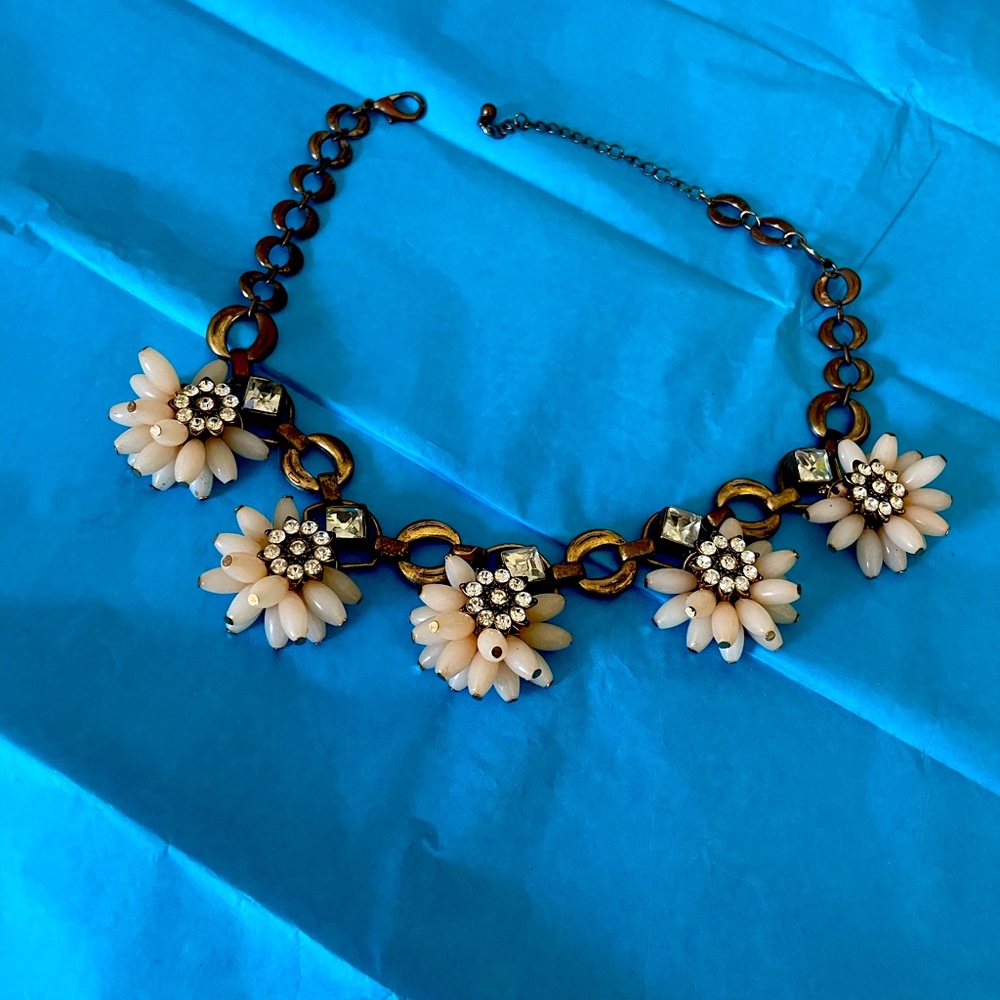 Beautiful beige sparkly necklace/floral theme.